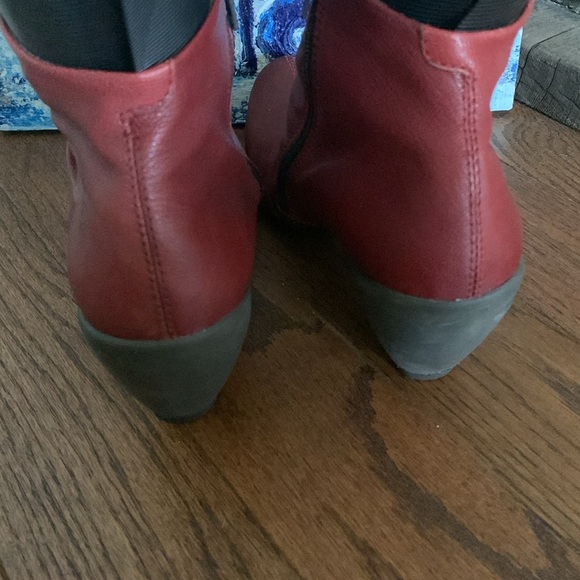 Red Ruched Leather FLY LONDON Sz 39 Ankle Boots side zip in Black - Picture 9 of 14